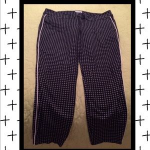Old Navy Pixie Pants in new condition!!
