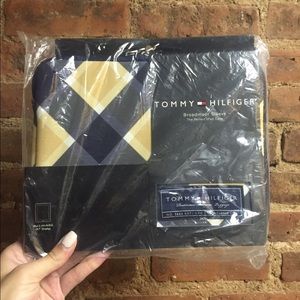 NWOT Tommy Hilfiger iPad 2 case