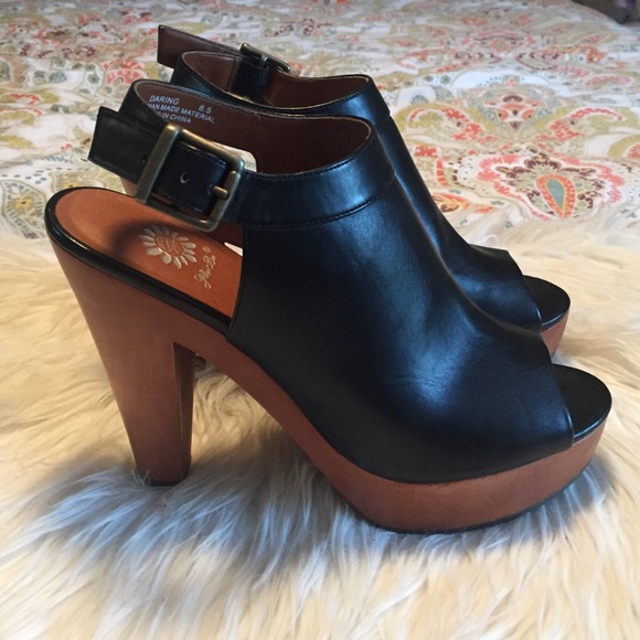 Black open toe heels with wood sole - Picture 2 of 4