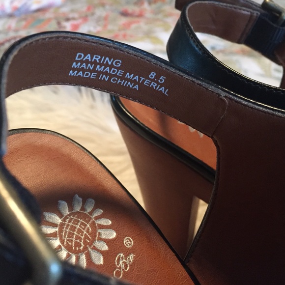 Black open toe heels with wood sole - Picture 3 of 4