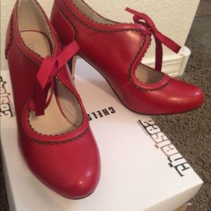 Chelsea Crew Red Gallery Pump