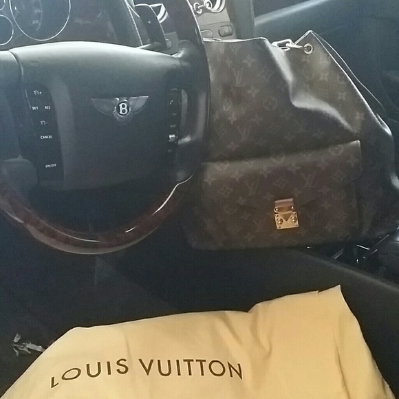 Louis Vuitton Metis bag come with dust cover