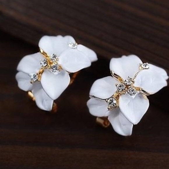 Cute gardenia crystal earnings.  Studs