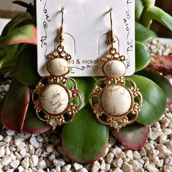 Boutique Jewelry - ❗️SOLD🚫❗️Vintage Stone Vignette Earrings