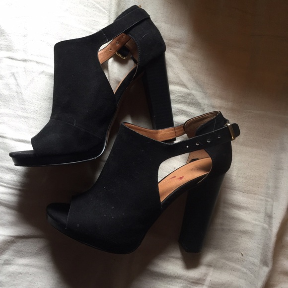 black suede pumps - Picture 1 of 2