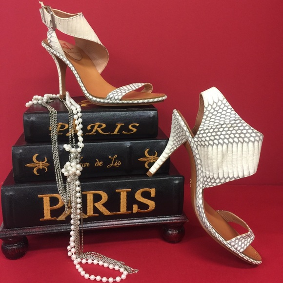 Vince Camuto Shoes - 💥Final Price💥NEW VC Signature Heels