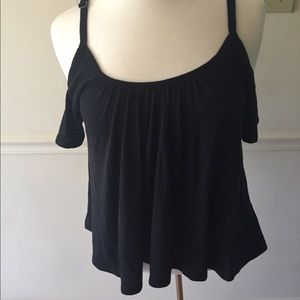 Exposed-Shoulder shirt