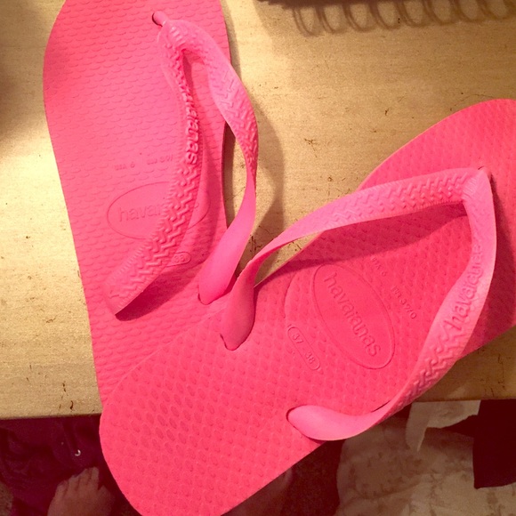 Fun pink havaianas.