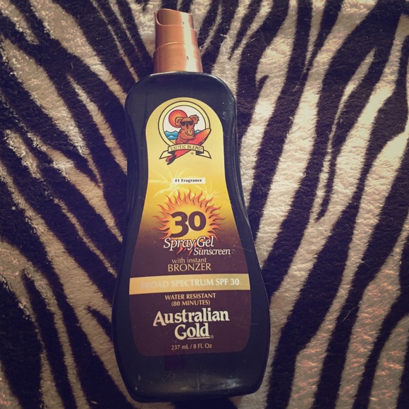 Sunscreen spray with instant bronzer.