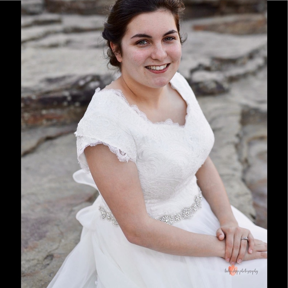 Allure Modest Wedding Dress 💍👰🏽 *SALE* - Picture 8 of 8