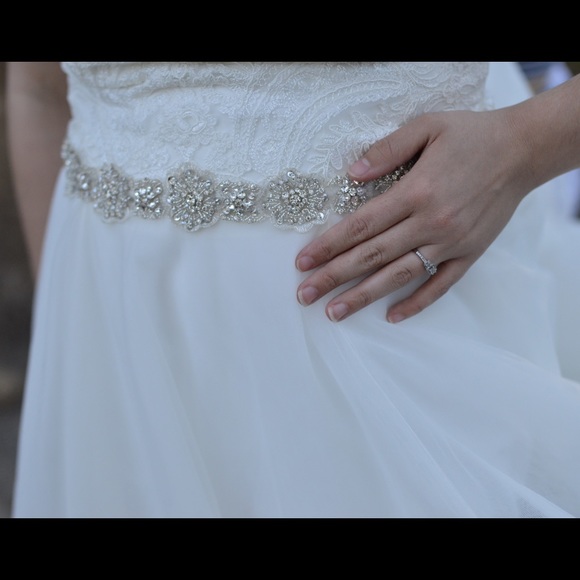 Allure Modest Wedding Dress 💍👰🏽 *SALE* - Picture 5 of 8