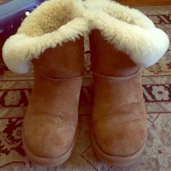 Uggs; chestnut/short size: 7