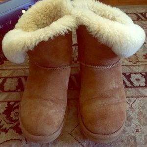 Uggs; chestnut/short size: 7