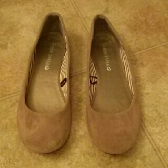 Body Central Nude Tan Flats Size 8