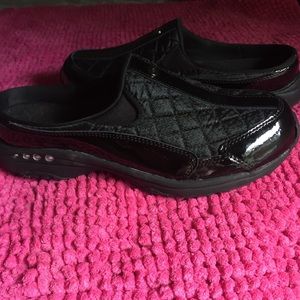 easy spirit slip on shoes