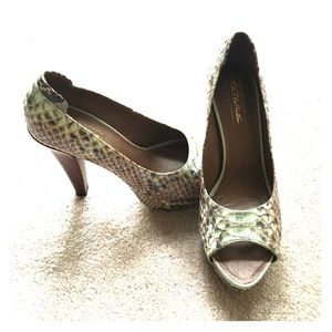 *just reduced* UGG peep toe platform heels