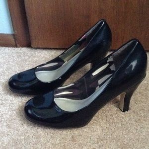 Like-New Shiny Black Heels