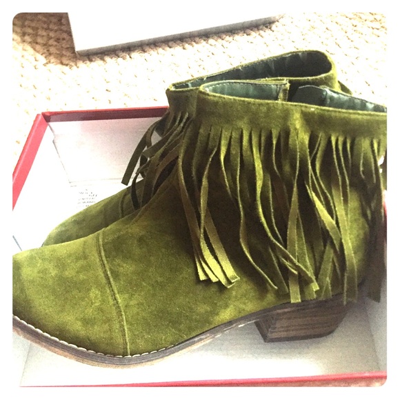 Breckelle's fringe booties