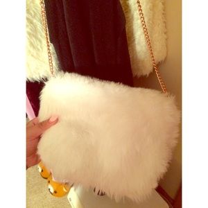 ☁️☁️WHITE FAUX FUR PURSE ☁️☁️