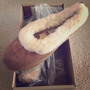 UGG Rylan Slippers - size 9, NWT