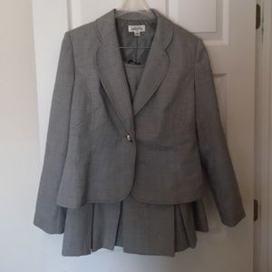 Isabella grey skirt suit in size 12