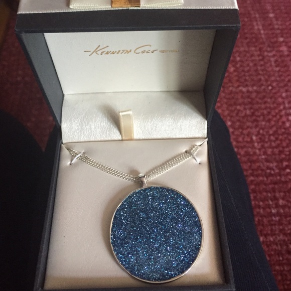 Blue pendant necklace