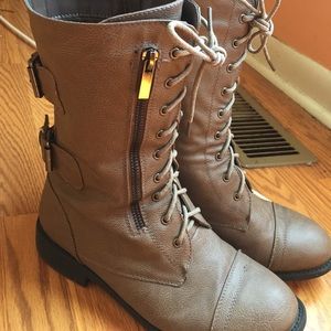 Used 8 1/8 Combat Boots