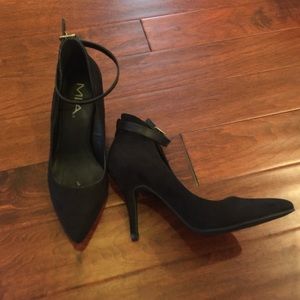NEVER WORN MIA 2INCH ANKLE STRAP STILLETOES