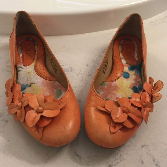 Born orange flats with flowers. - Picture 1 of 2