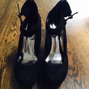 Breckelle's suede wedges