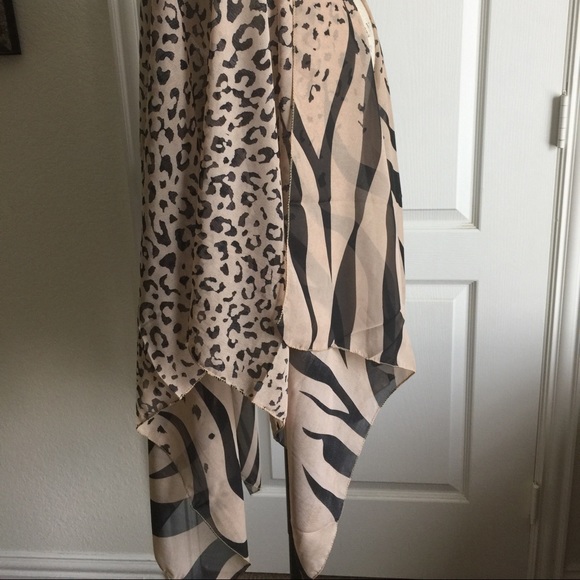 🎉SOLD🎉Black & Tan Mixed Animal Print Top - Picture 2 of 4