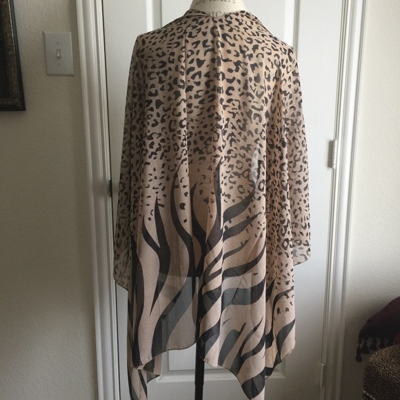 🎉SOLD🎉Black & Tan Mixed Animal Print Top - Picture 3 of 4