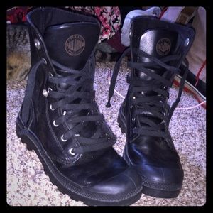 EUC Palladium leather combat boots size 7.5 😎