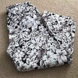 Ladies size 14 Jones New York crop pants.