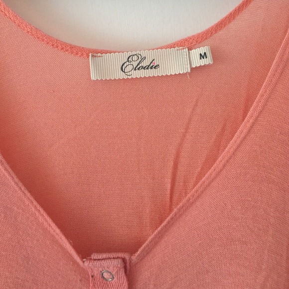 Button up top ❤️ - Picture 3 of 4