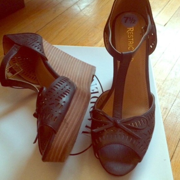 Adorable black wedges! Very comfy