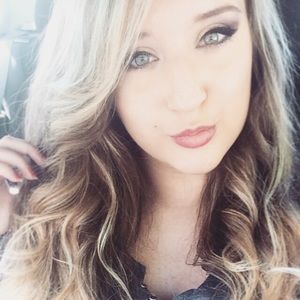 Meet your Posher, Larissa