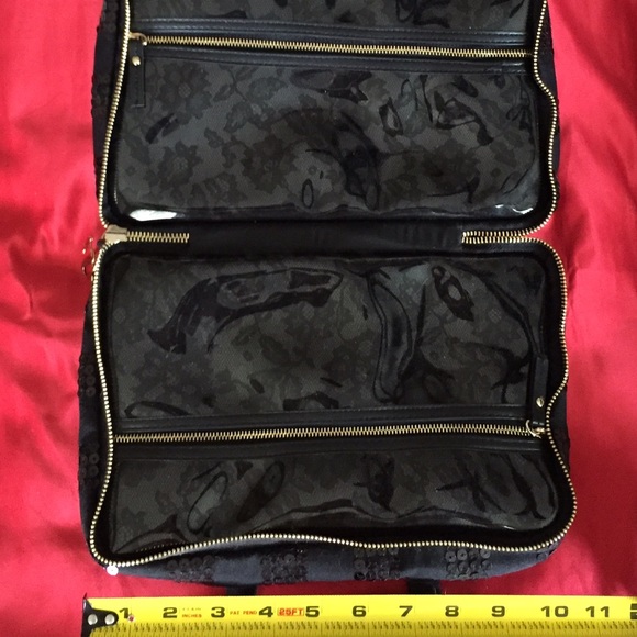 INCLUDED IN GET ALL!  VICTORIA'S TRAVEL CASE! 💥 - Picture 3 of 4