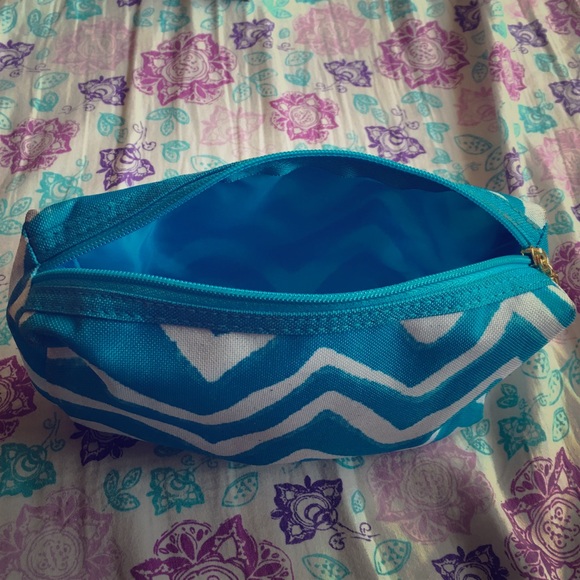 Estée Lauder makeup bag