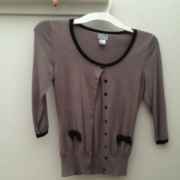 Grey cardigan with black bows