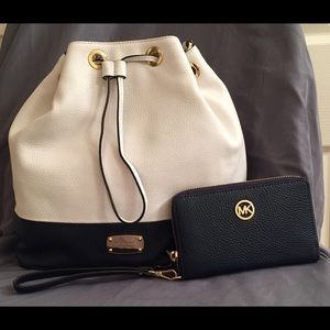 FREE 🛍 Michael Kors Wristlet Wallet w/ PURCHASE💯