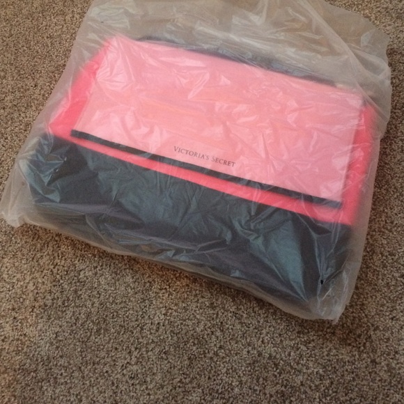 brand new Victoria's Secret cooler💗