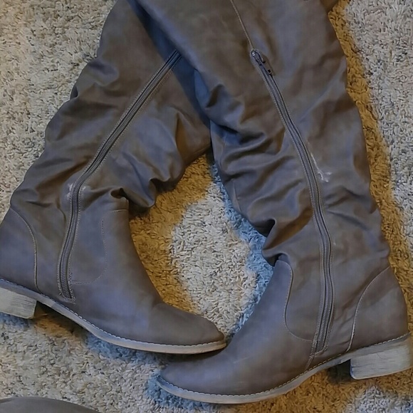 Suede like boots. - Picture 2 of 4