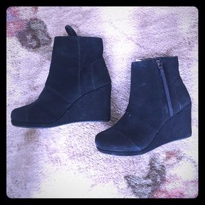Toms black wedge