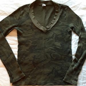 Splendid Camo Long Sleeve Thermal V-Neck size L