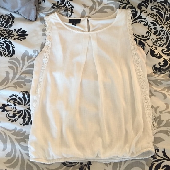 Beautiful sleeveless top with lace!