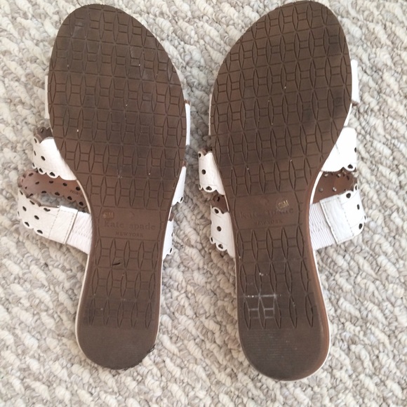 kate spade Shoes - MOVING SALE❗️Kate Spade White Scallop Sandals kate spade Shoes - MOVING SALE❗️Kate Spade White Scallop Sandals