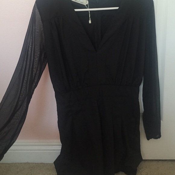 Simple black romper with mesh sleeves - Picture 1 of 3