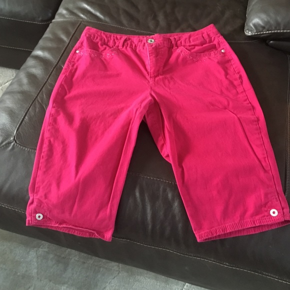 Gloria Vanderbilt Magenta. Skimmer Capri.