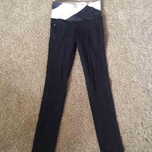 SOLD Lululemon Black Wunder Under Leggings Size 6